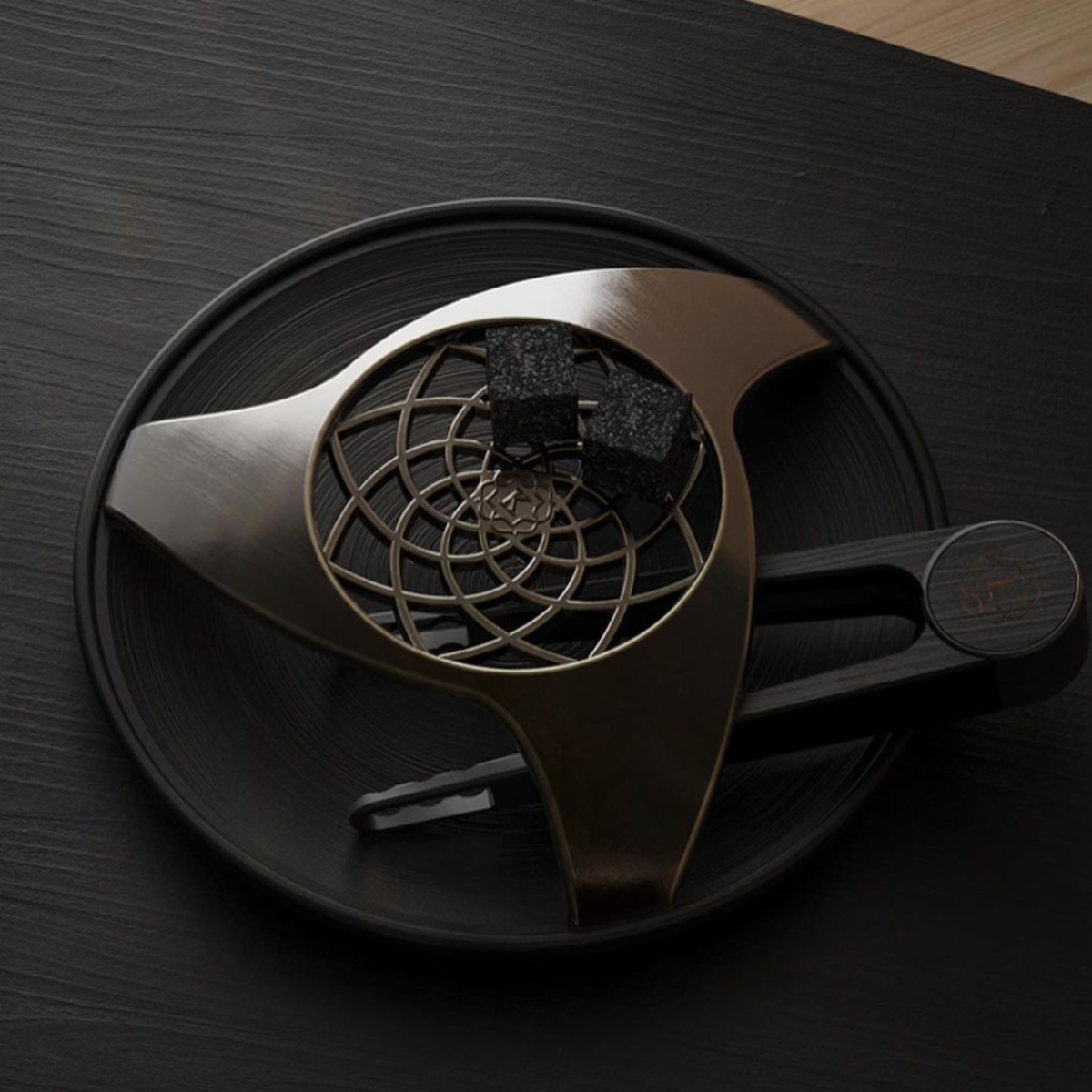 kaloud-aeras-bronze-lace-porte-charbon-pince-vestara-niris image 1